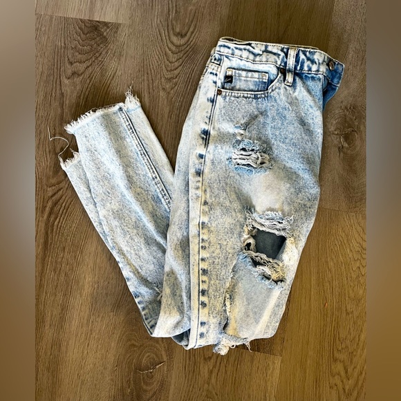 Distressed Kancan Jean. Never been worn. Size 7. - Picture 2 of 4